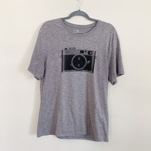 Banana Republic Mens Gray Graphic Short Sleeve Crew Neck T-shirt (Size Medium)